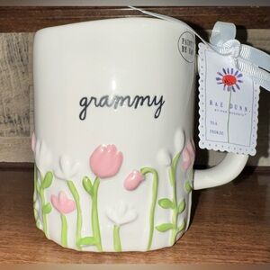 SUPER CUTE ๐ฅฐ RAE DUNN โGRAMMYโ COFFEE MUG w/3D FLOWERS PERFECT FOR MOTHERS DAY